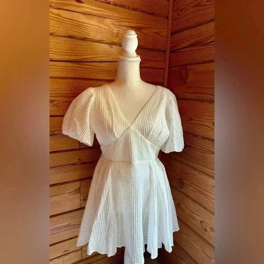 NWT Hello Molly White Mini Dress puff sleeves and textured fabric size small